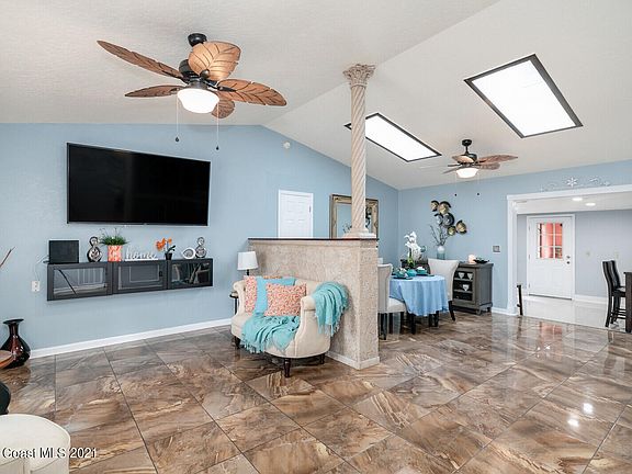 3rd image of 661 Londonderry Cir SE