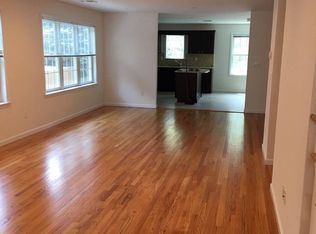 60 Ashwood Rd #1, Pt Washington, NY 11050