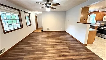 4 bed, 2.5 bath, 3372 sqft, $5,300 — Photo 4