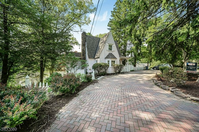 1st image of 716 Colonial Rd