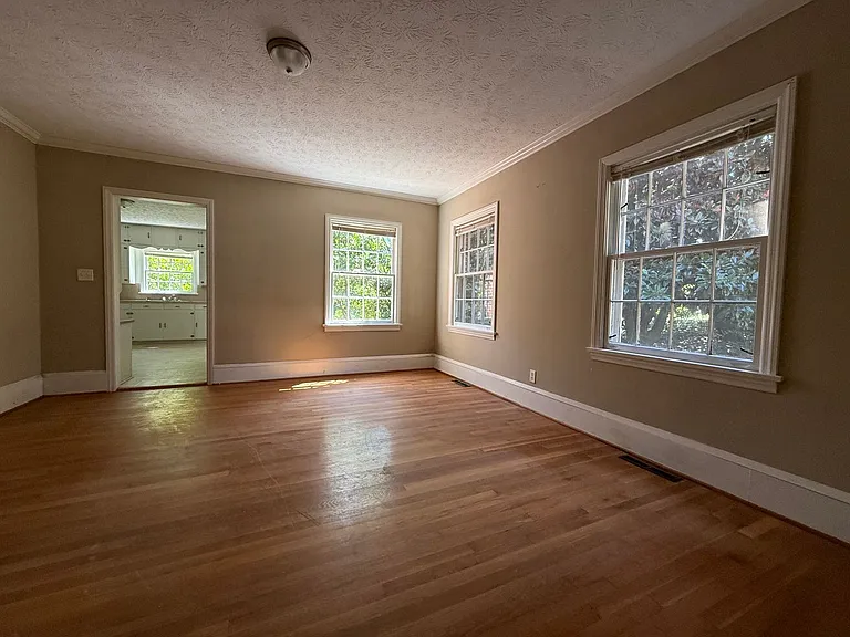 220 Woodside Dr — Photo 3