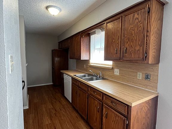 3rd image of 630 Overlook Ct
