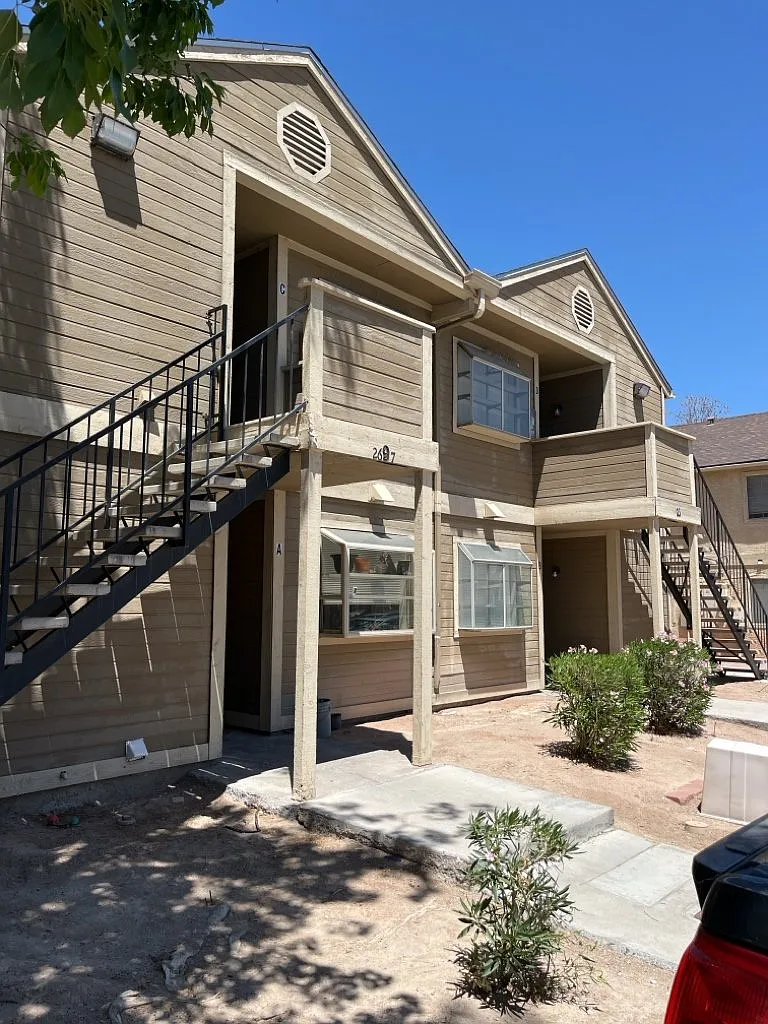 2 bed, 1.0 bath, 778 sqft, $975 — Photo 1