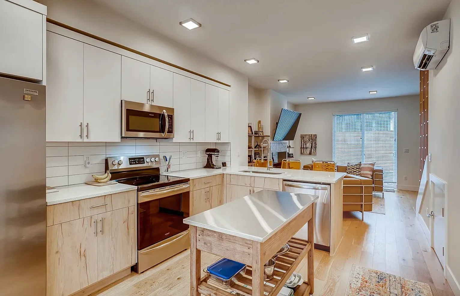 2 bed, 2.5 bath, 1055 sqft, $2,500 — Photo 4