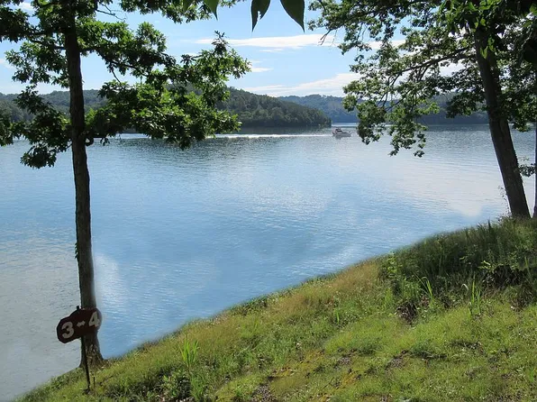 4 Crown Pointe Rd, Lafollette, TN 37766