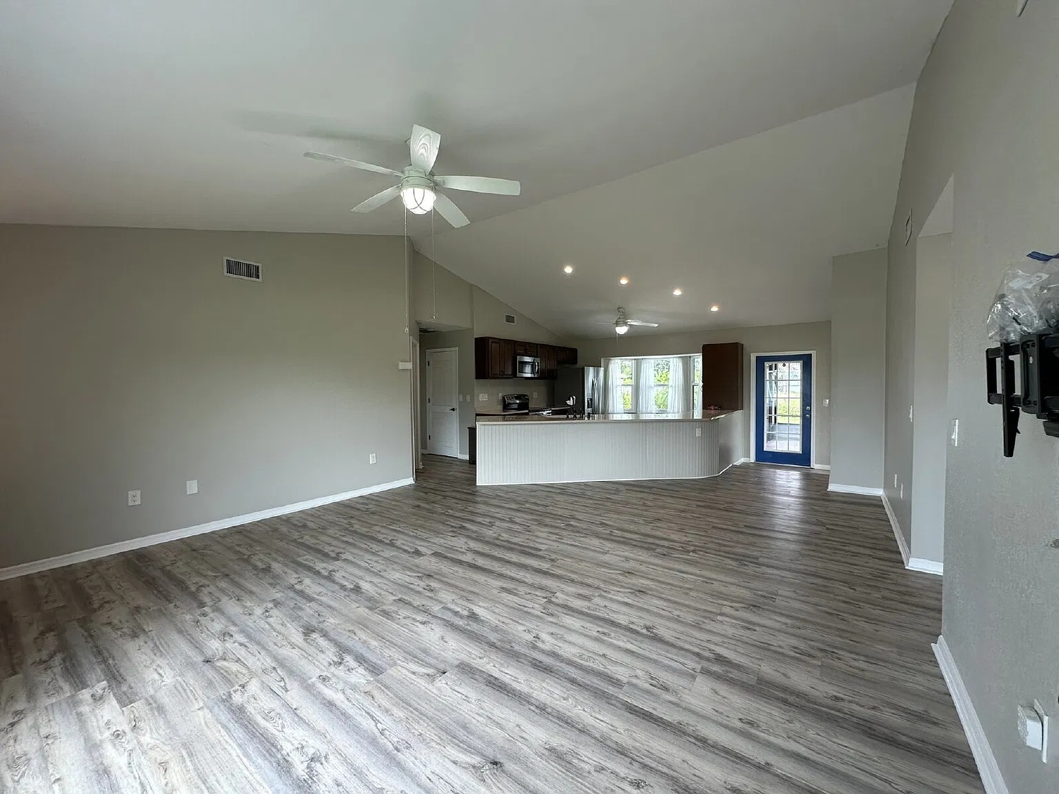 3 bed, 2.0 bath, 1402 sqft, $1,800 — Photo 3
