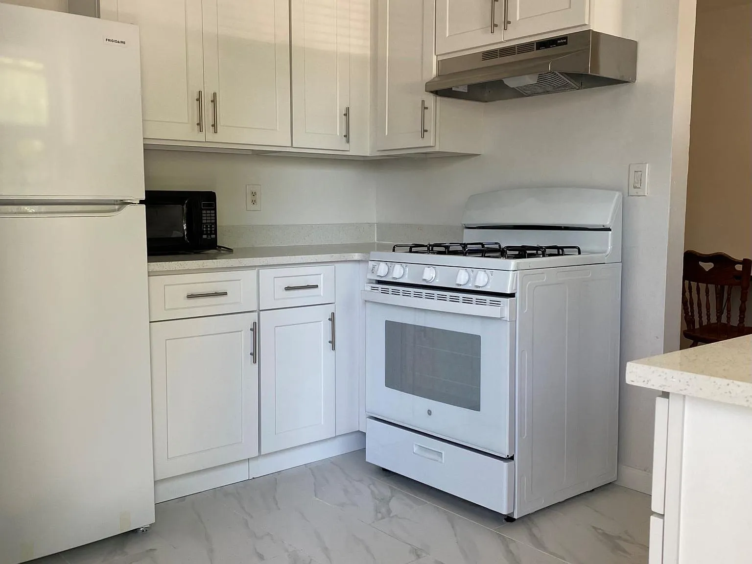2 bed, 950 sqft, $2,400 — Photo 2