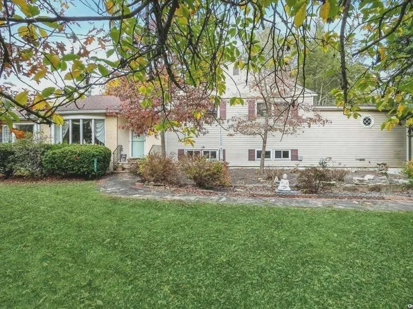 55 E Rogues Path, Huntington Station, NY 11746