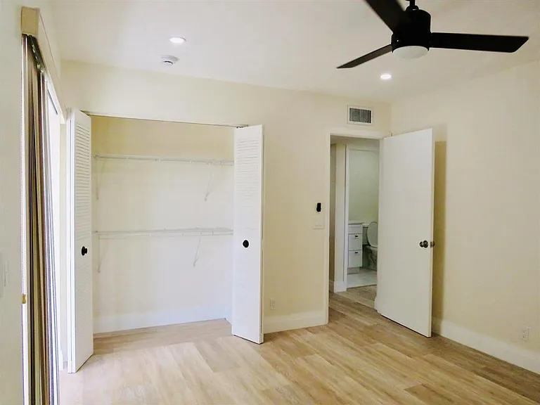 557 Burgundy St #557-L — Photo 14