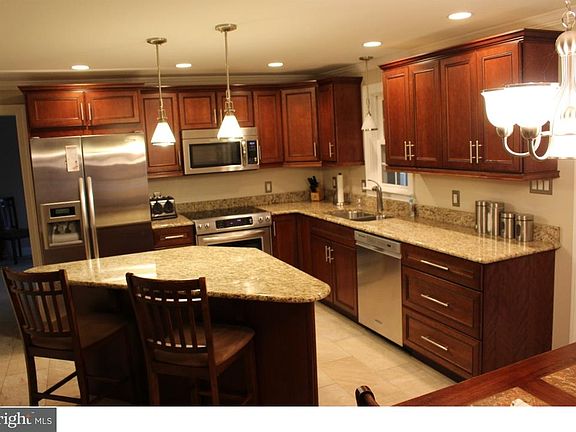3rd image of 204 Oak Dr