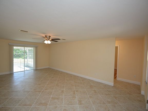 3rd image of 6 Essex Ln