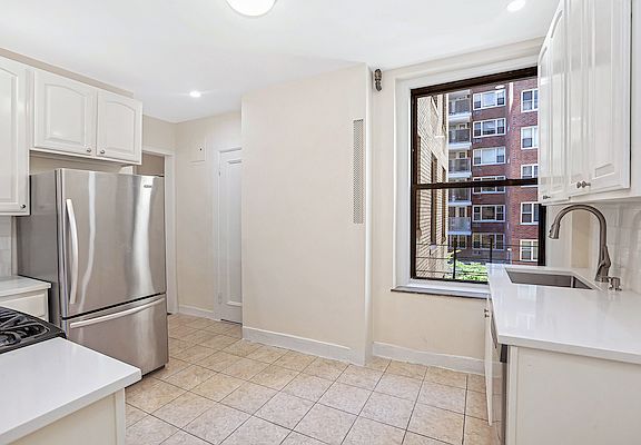 4th image of 160 W 95th St Penthouse 3-C