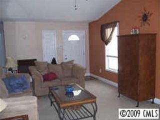 4th image of 404 Llewellyn St
