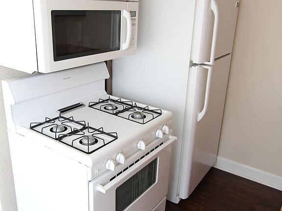 3rd image of 4923 Auburn Dr