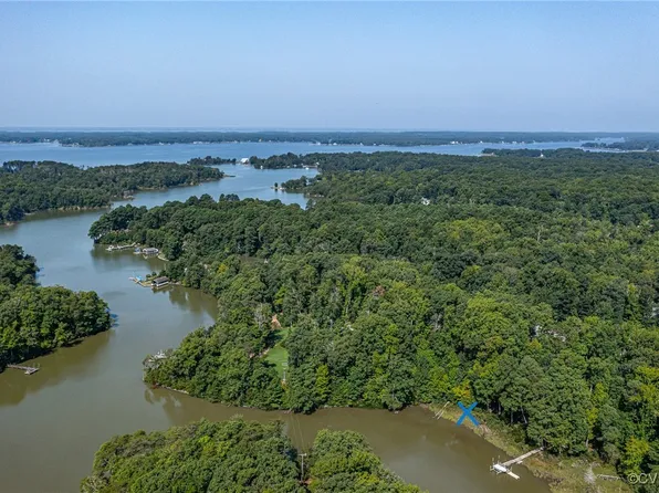 27-89F Grand Villa Dr, Weems, VA 22576