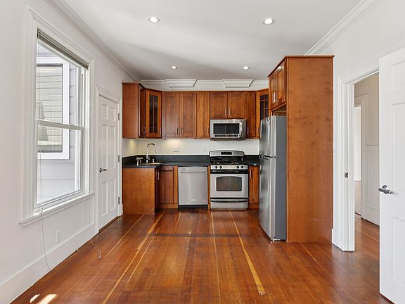 3rd image of 82 Potomac St