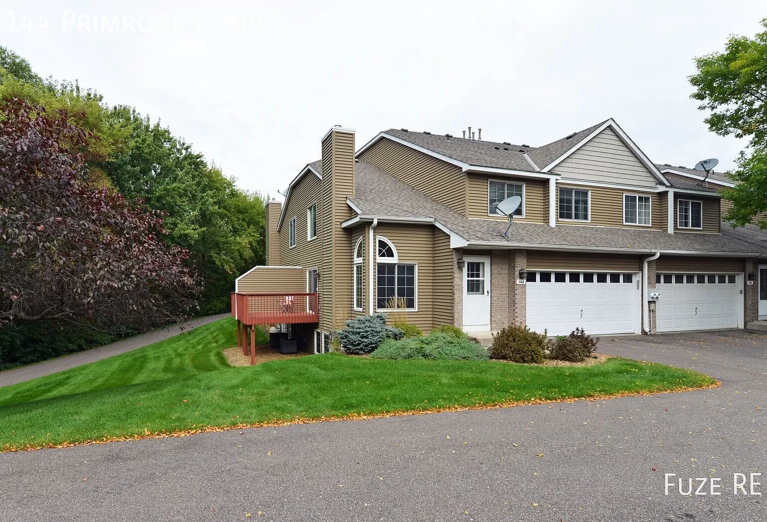 Upper level 3 bed, 1.5 bath apartment/townhome upper level ,separate entrance — Photo 2
