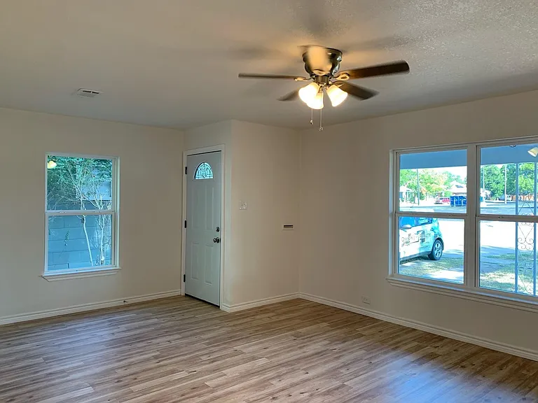 820 W Crawford St — Photo 8