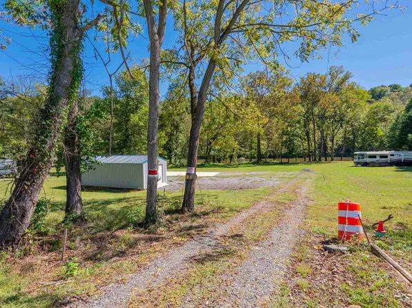 136 Lansworth Dr, Austinville, VA 24312