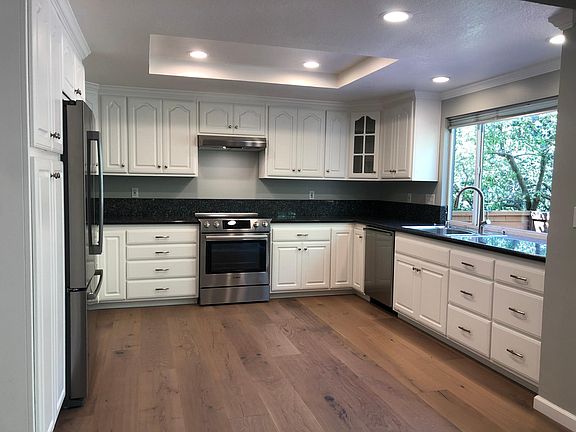 4th image of 25 Biltmore Ln