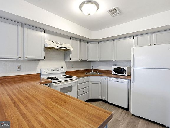 5th image of 219 Smallwood Ct #219