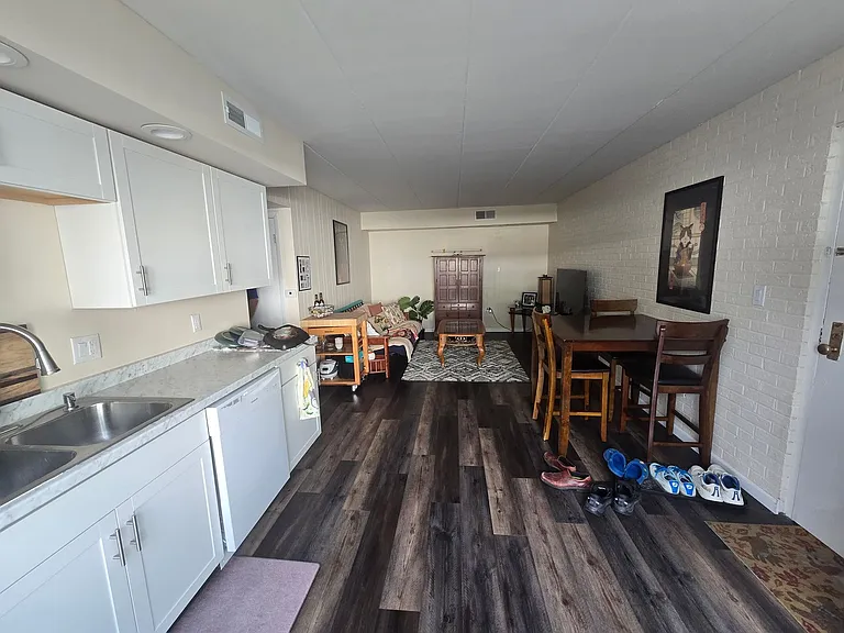 409 W Elm St — Photo 6