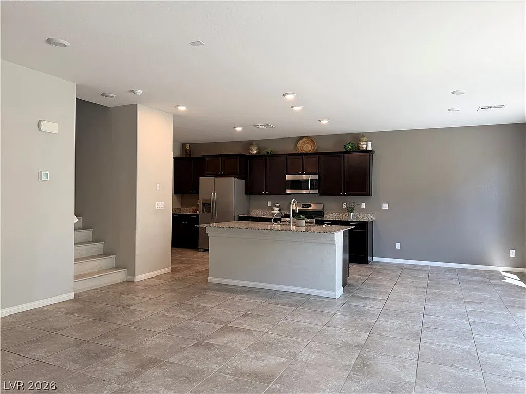 4 bed, 2.5 bath, 2380 sqft, $2,400 — Photo 4