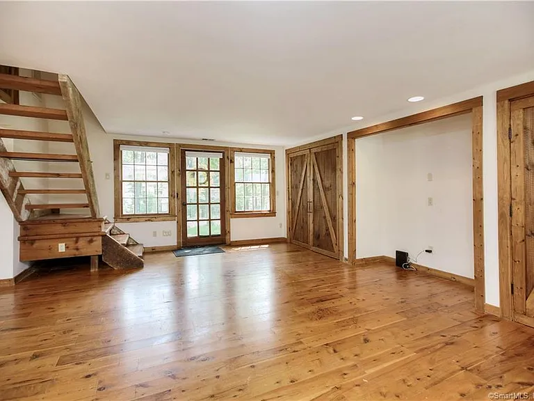 5 Old Mill Rd — Photo 2