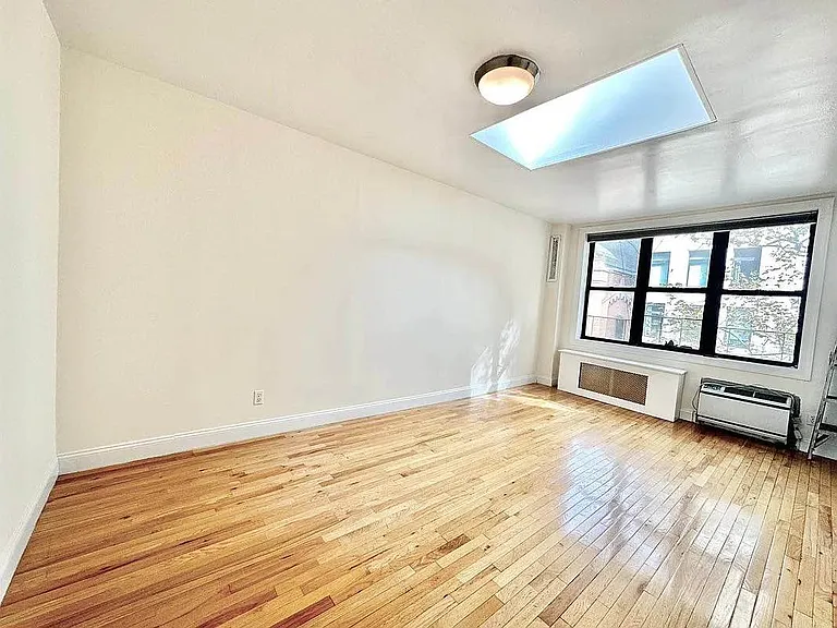 160 E 28th St #3Y — Photo 2