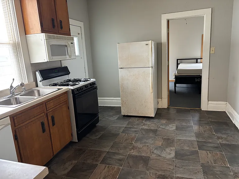 1215 Rhomberg Ave — Photo 5