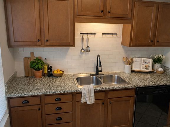 4th image of 2955 Park St APT 2