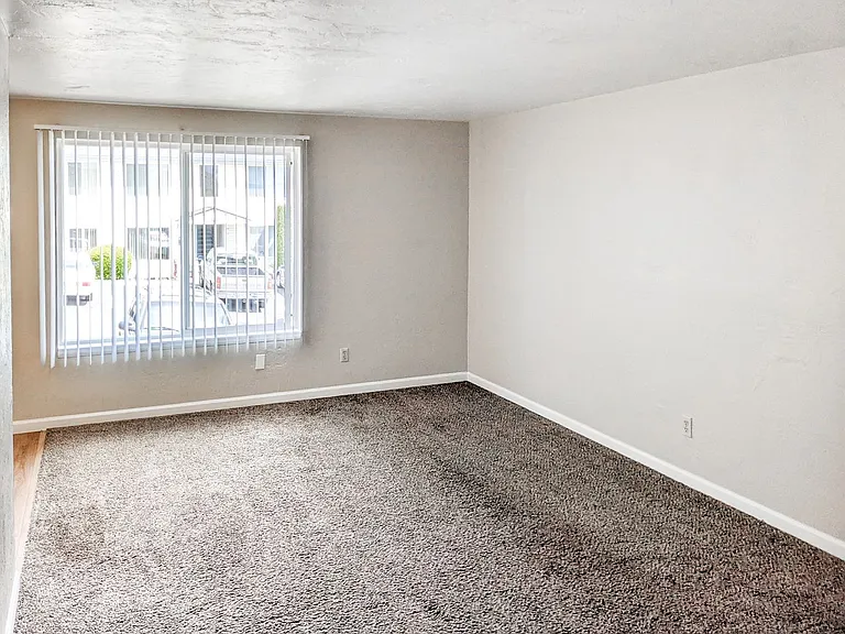 Apartment in West Salem near banks, shopping areas, bus lines, and downtown! ~ Colonial — Photo 78
