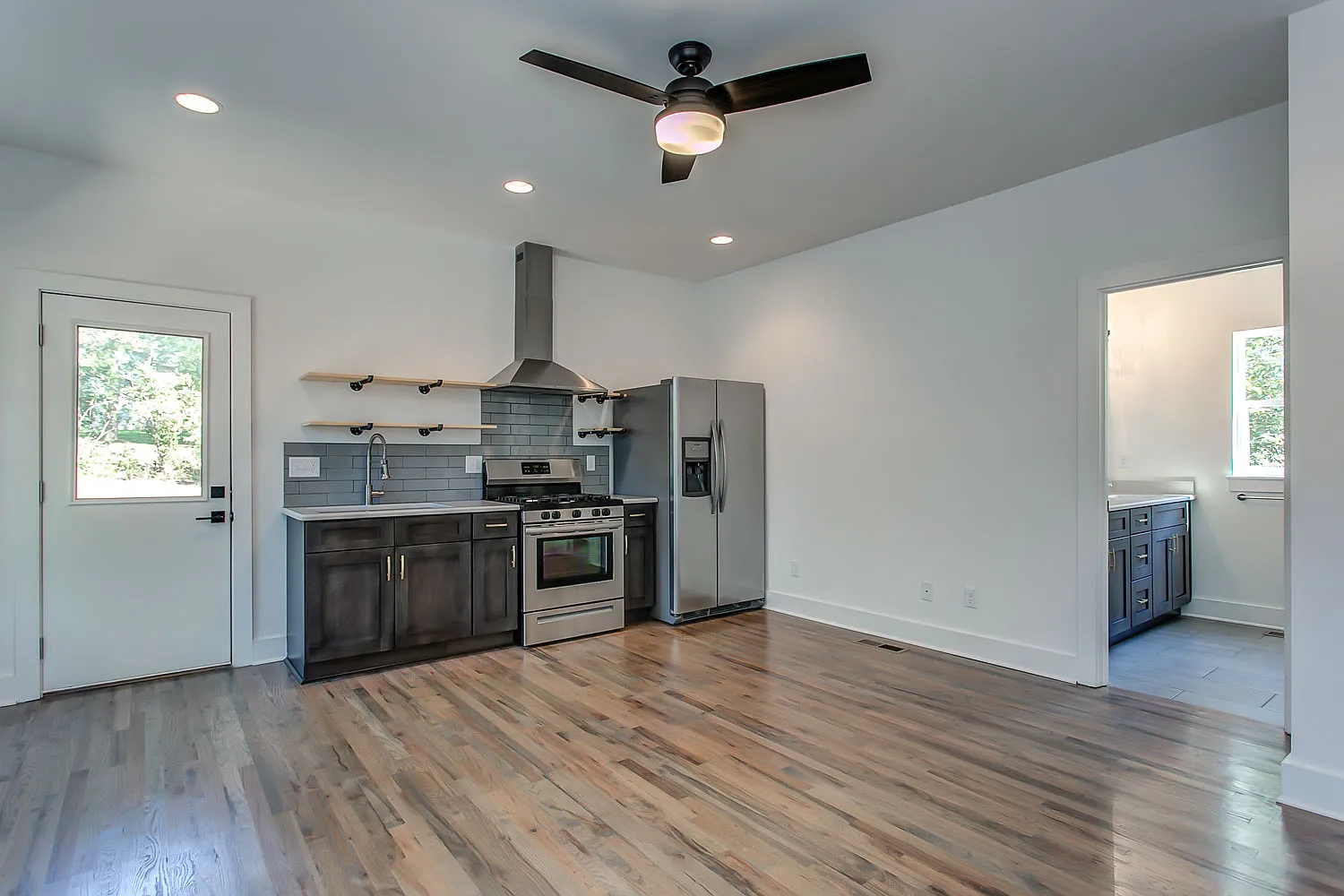 1212 Avondale Cir — Photo 4