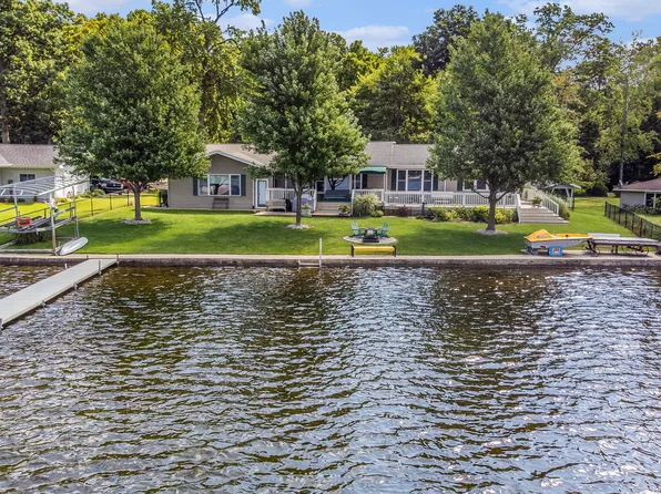 70066 Oak Leaf Dr, Edwardsburg, MI 49112
