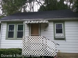 18 S Maple Ave, Fox Lake, IL 60020