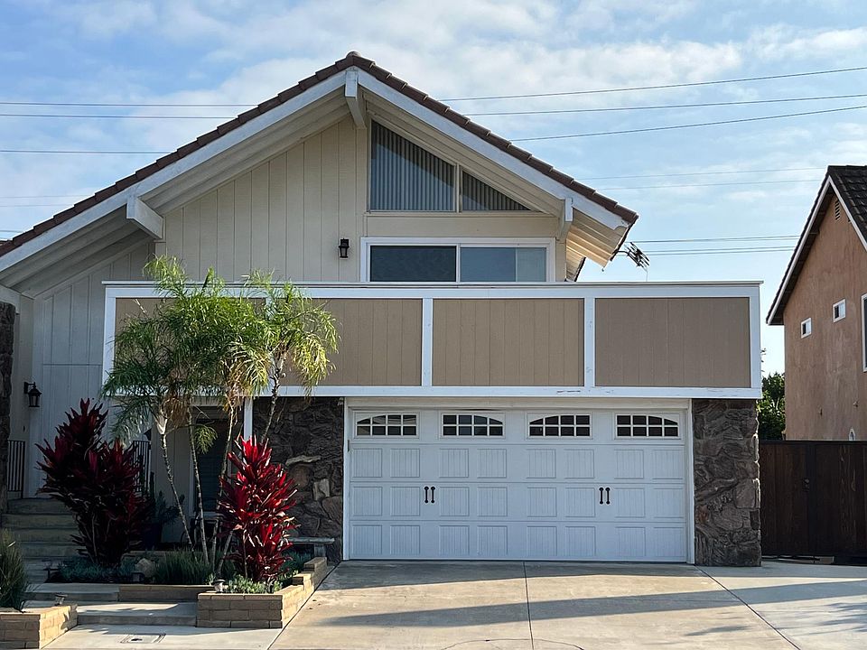 Captivating Curb Appeal Showcasing Tropical Landscaping