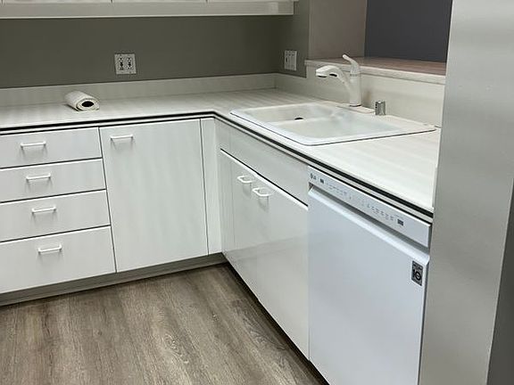 4th image of 100 Harbor Dr Unit 804