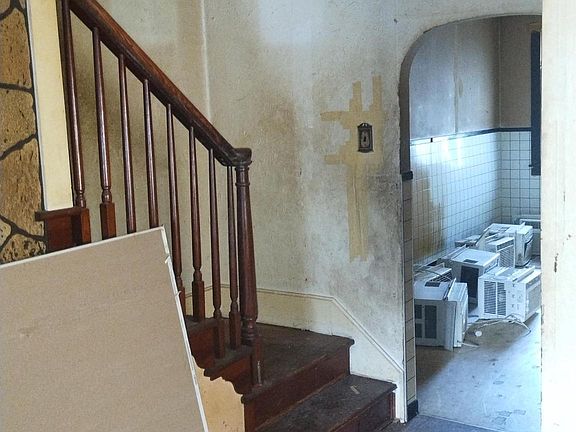 3rd image of 115 W Broad St