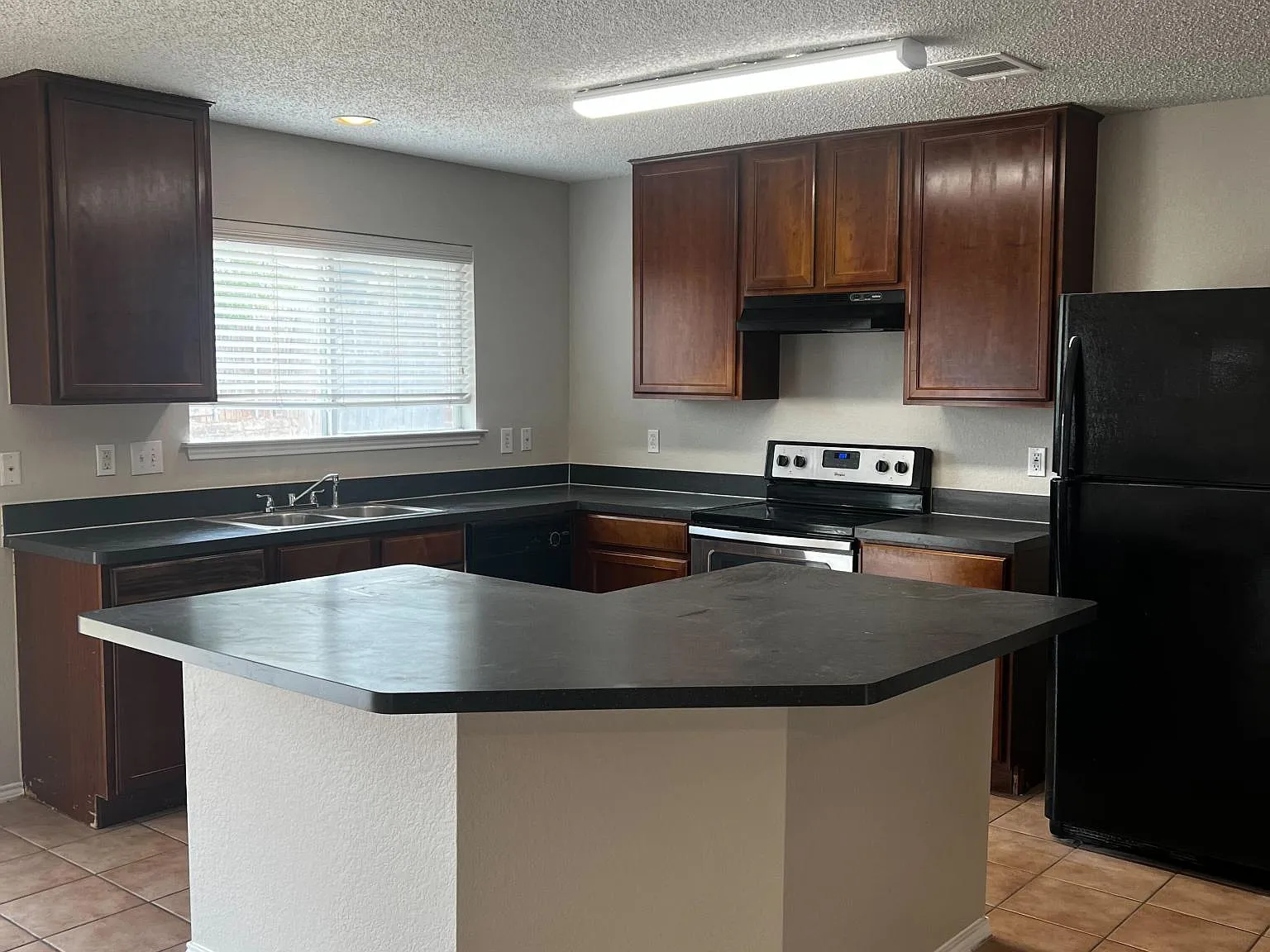 3 bed, 1637 sqft, $2,035 — Photo 4