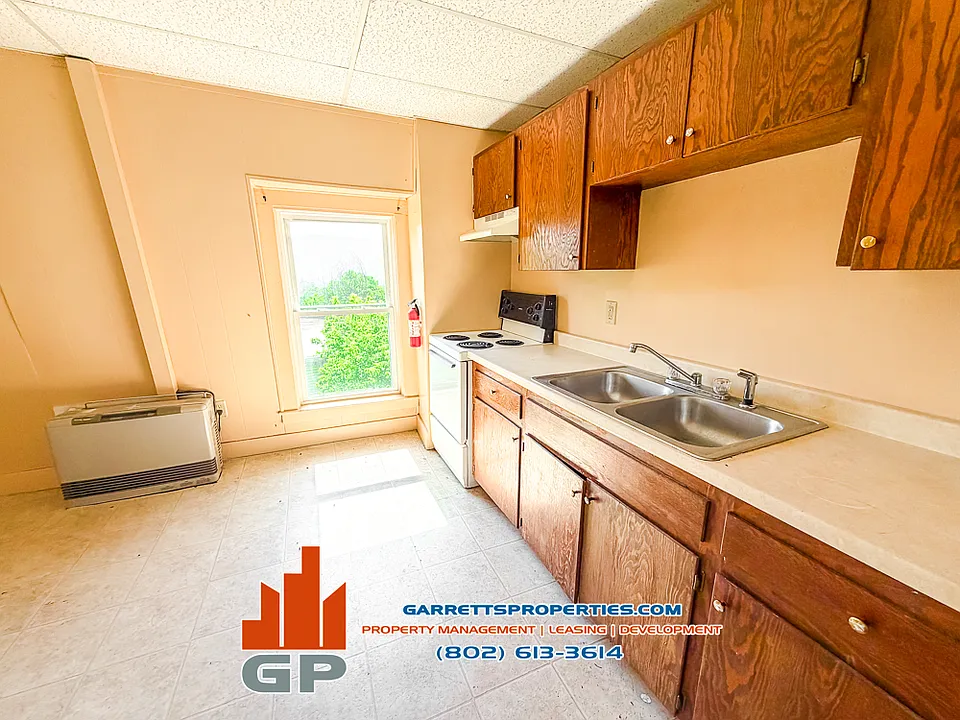 1658 Main St #5