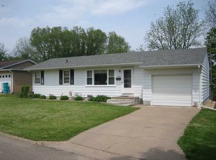 2905 Meadowbrook Dr, Clinton, IA 52732