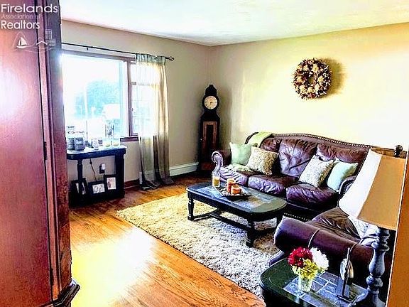3rd image of 7036 Manor Dr