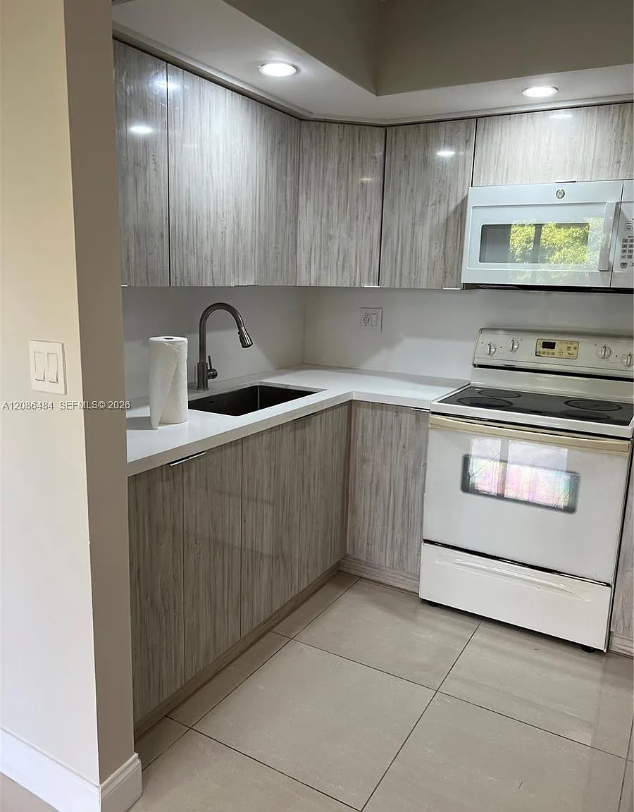 Kenland Bend North Condo — Photo 1