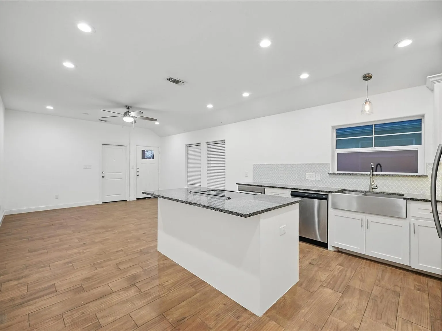 3 bed, 1230 sqft, $1,325 — Photo 3