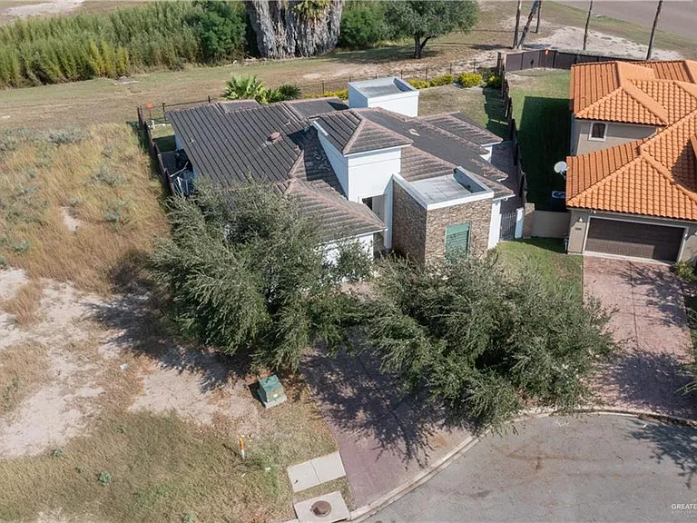2707 El Jardin — Photo 20