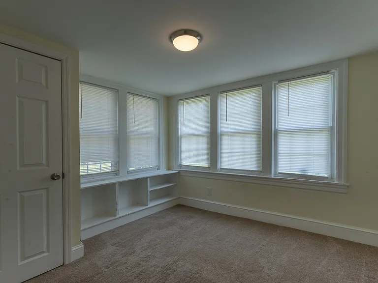 321 N Pine St — Photo 5