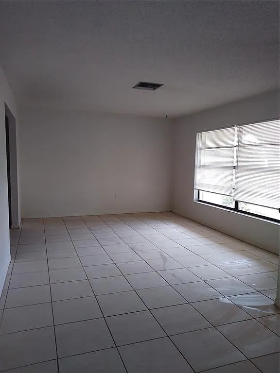 3 bed, 2.0 bath, 1948 sqft, $2,000 — Photo 3