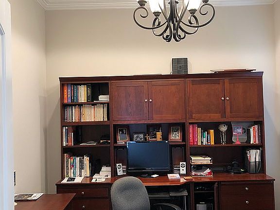 Bright and spacious office 