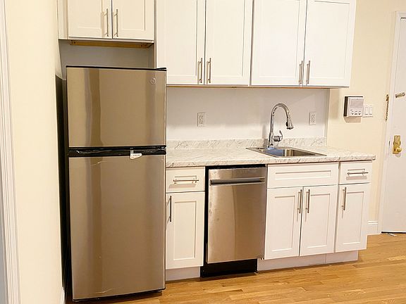 5th image of 117 Christopher St #17