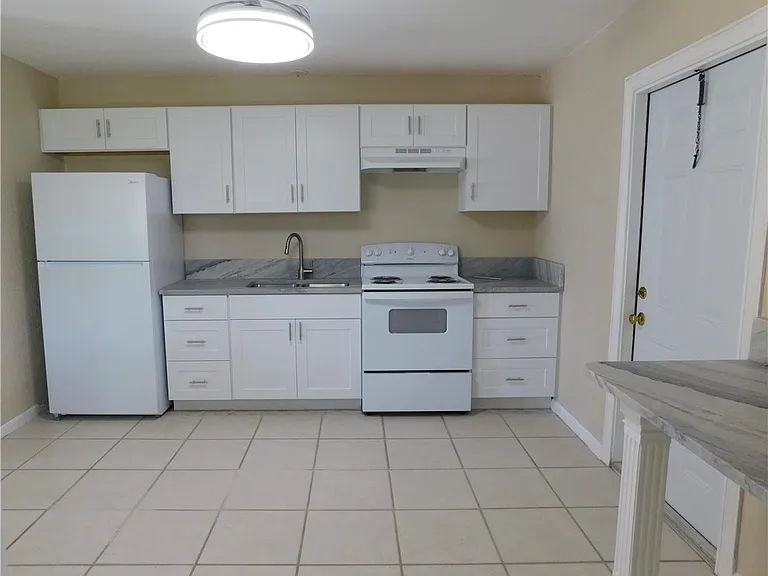9896 Pine St — Photo 3